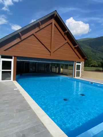 Le 102, T3 vue montagne, piscine, sauna, parking Bagnères-de-Luchon Esterno foto